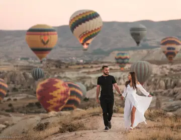 Mongolfiere in Cappadocia sopra valli con camini delle fate