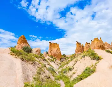 Formaciones rocosas de Devrent Imagination Valley en el Tour Rojo de Cappadocia