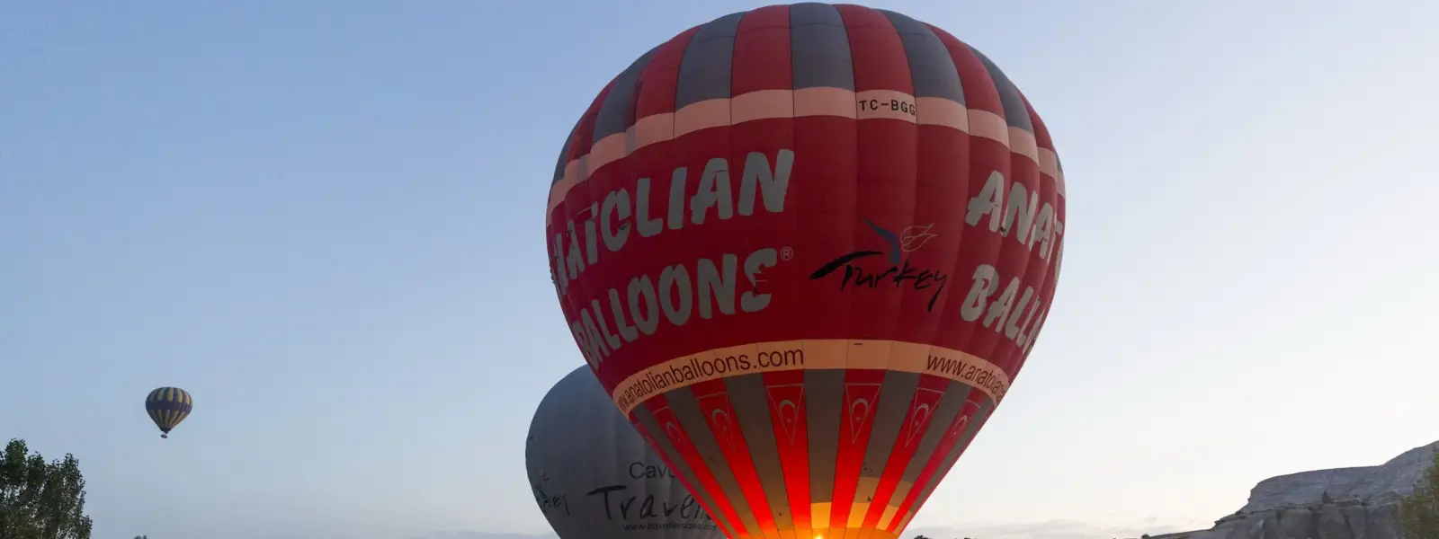 Mongolfiere in Cappadocia sopra le valli al tramonto