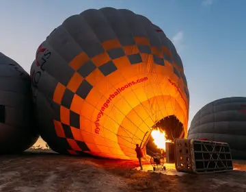 Mongolfiere in Cappadocia all alba sopra valli con camini delle fate