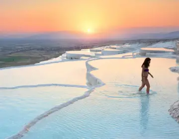 Terrazas blancas de travertino y piscinas termales de Pamukkale