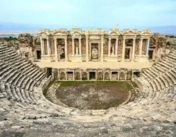 Teatro romano de Hierapolis sobre Pamukkale