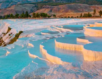 Terrazas blancas de travertino y piscinas termales de Pamukkale