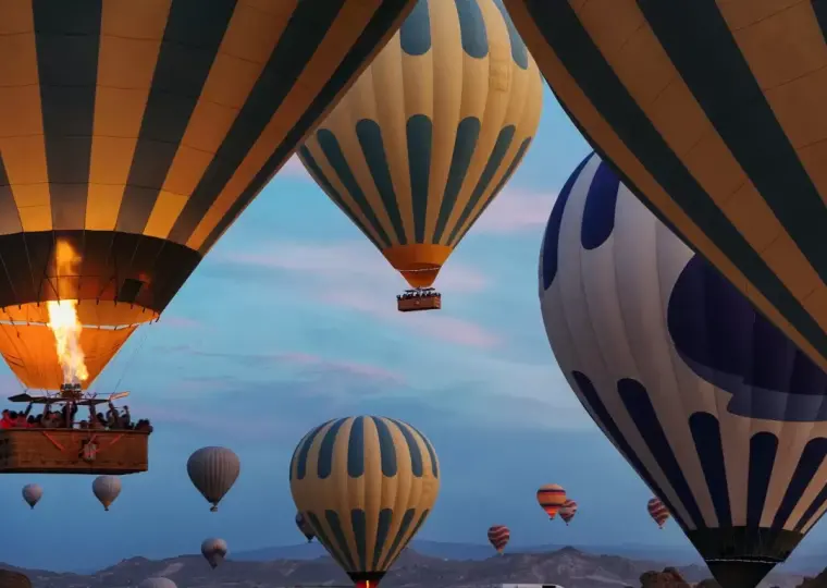 Globos aerostaticos de Cappadocia sobre valles de chimeneas de hadas