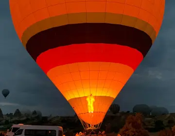 Mongolfiere in Cappadocia sopra valli con camini delle fate